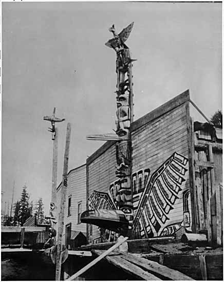This house portal pole in Alert Bay was carved by Yuxwayu in the second half of the 19th century as a memorial to Chief Wa'kas. The Raven's beak opens to form a doorway, the upper part of which is the prow of a canoe.